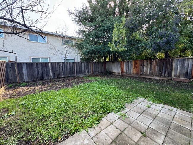 Building Photo - Pinehurst Ave 412-414