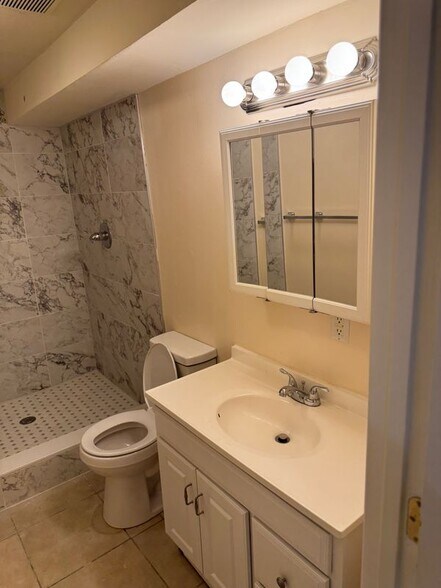 Building Photo - 8701 Lindendale Dr