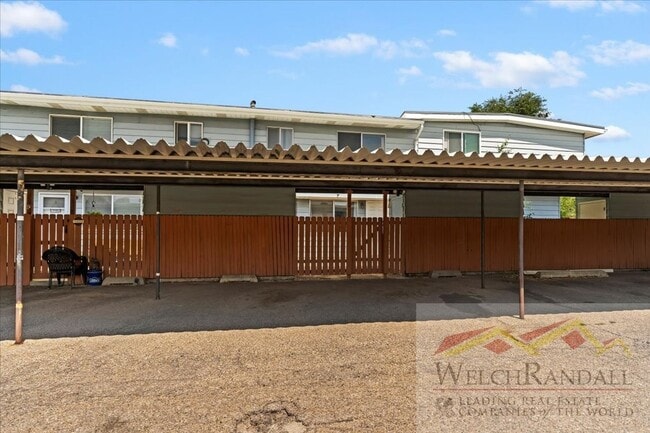 Building Photo - Beautifully Remodeled 3 Bed 2.5 Bath Townh...