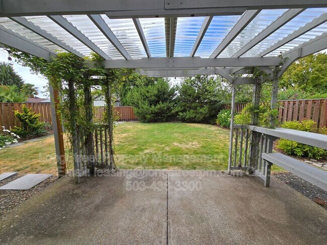 Building Photo - 3338 SE Summerfield Dr
