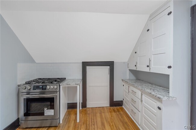Building Photo - 944 Bellevue Ave