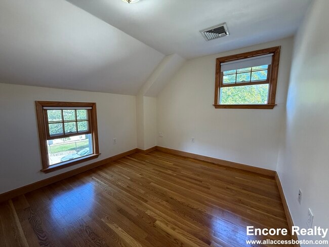 Building Photo - 24 Gardner St