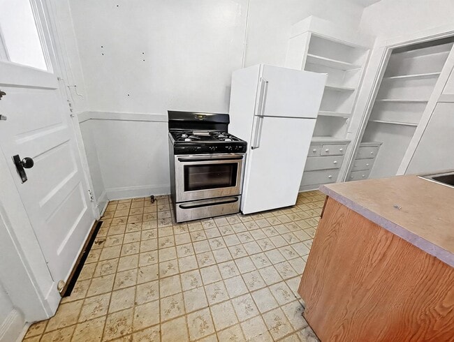 Building Photo - 1304 W Rosemont Ave