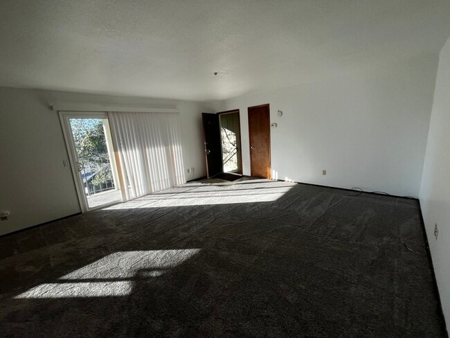 Building Photo - 618 Center St