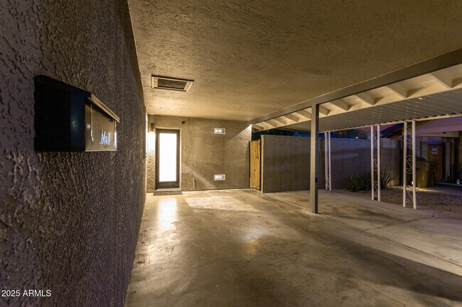 Building Photo - 1422 W Orange Dr