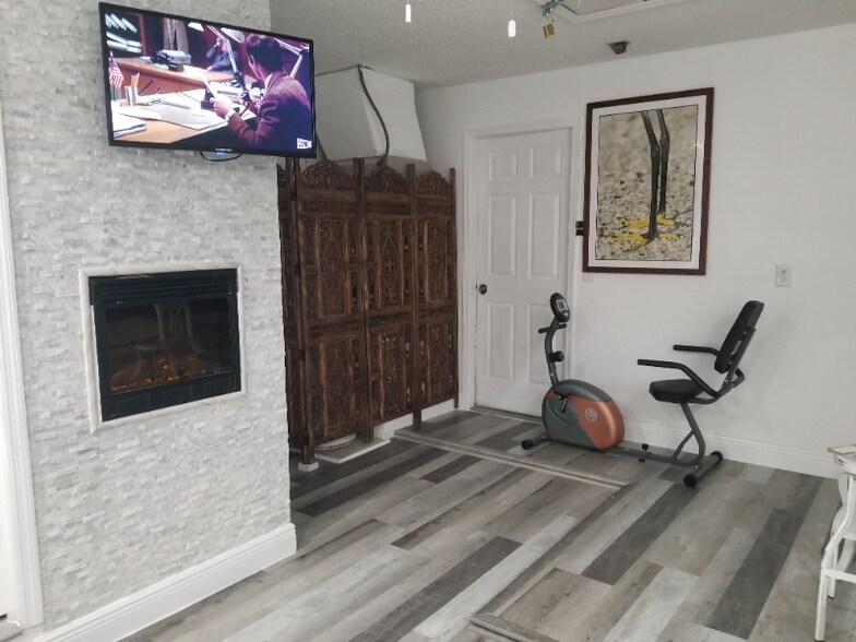 Building Photo - 1585 Maxwell Ln