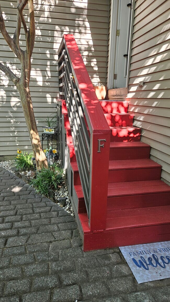 Building Photo - 415 W 7th St