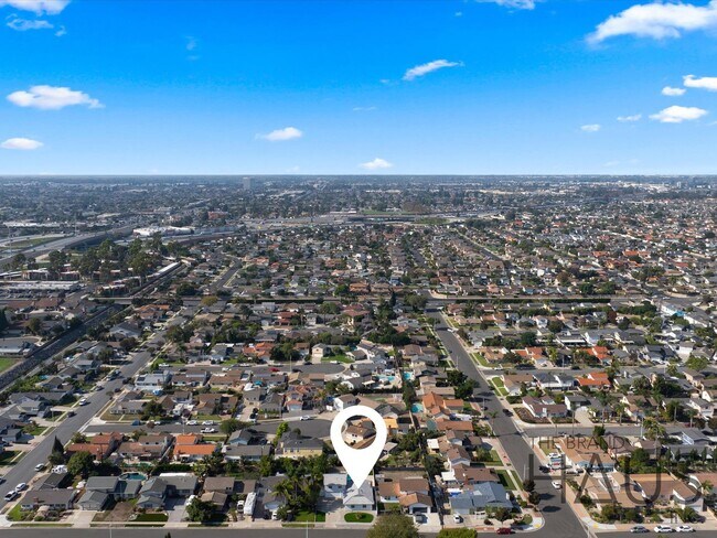 Building Photo - Two Primary Bedrooms, Pool, & Air Conditio...