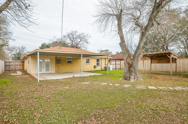 Building Photo - 142 Victoria Dr