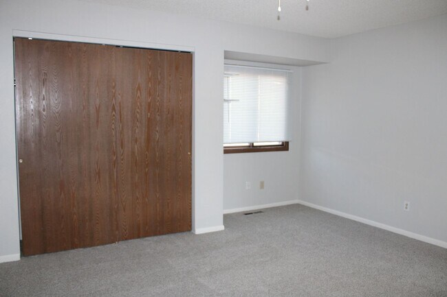 Building Photo - Charming 2-Bedroom Home with Fenced Yard &...