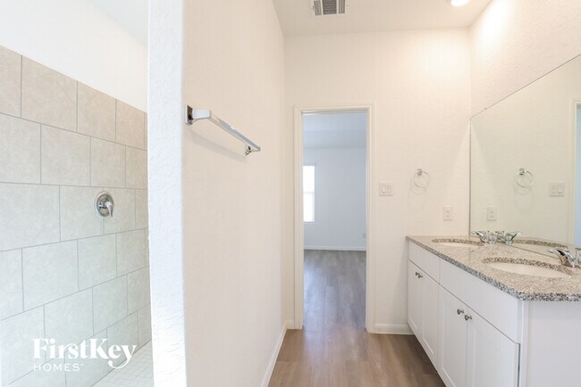 Building Photo - 10626 Vinateros Dr