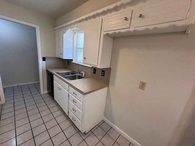 Building Photo - 3 bed 2 bath in a great neighborhood in Norman, Refreshed and ready for move in, 200 0ff by May 1st!