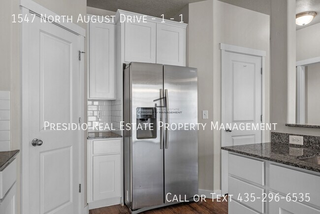 Building Photo - 1547 N August Dr