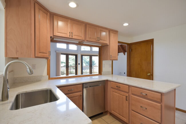 Building Photo - Unique 3 Bed 3 Bath Home