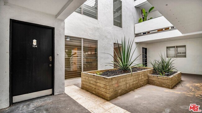 Building Photo - 305 San Vicente Blvd