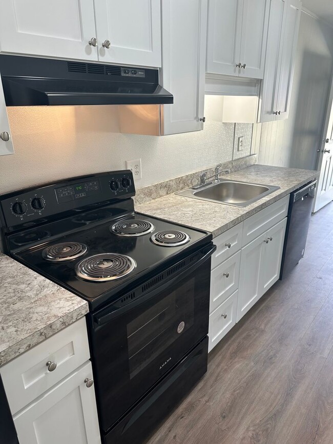 Building Photo - 2339 Memorial Ave SW