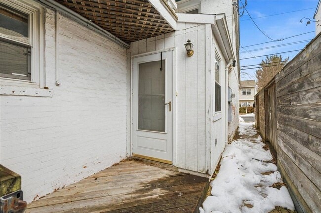 Building Photo - 100 E 8th St