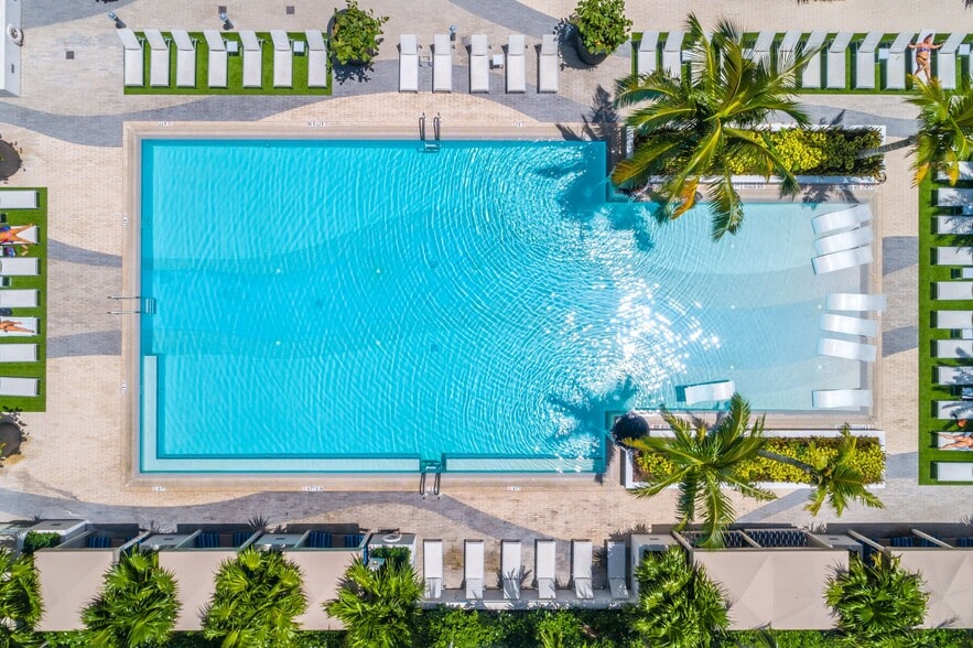 Heated saltwater pool - Monarc at Met