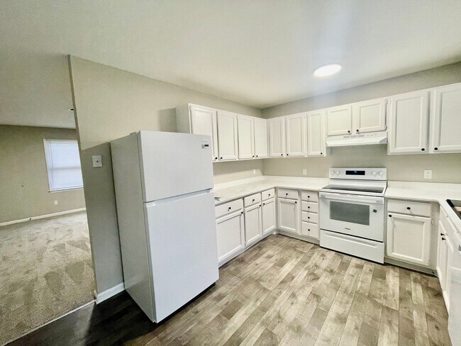 Building Photo - Discover this well-maintained 2-bedroom, 2-bath townhouse in Statesville, NC.