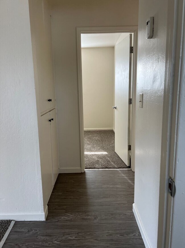 Building Photo - SPACIOUS THIRD LEVEL 2 BED 1 BATH UPSTAIRS END UNIT THAT OVER LOOKS THE CITY