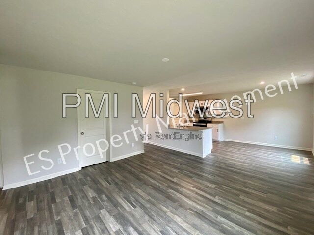 Building Photo - 2913 W Kings Cyn Dr