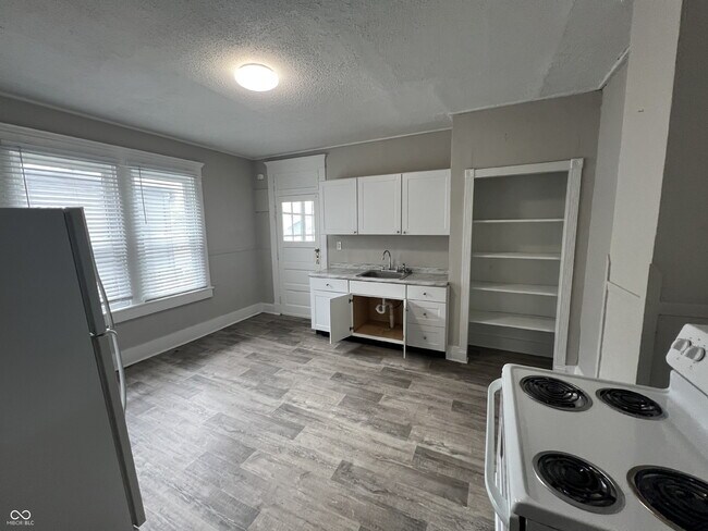 Building Photo - 826 N Beville Ave