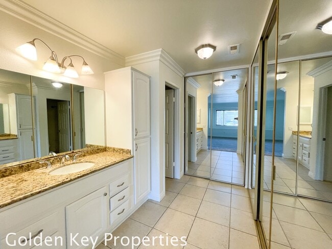 Building Photo - 4BR/3.5BA Home In Encinitas! New Carpet! F...