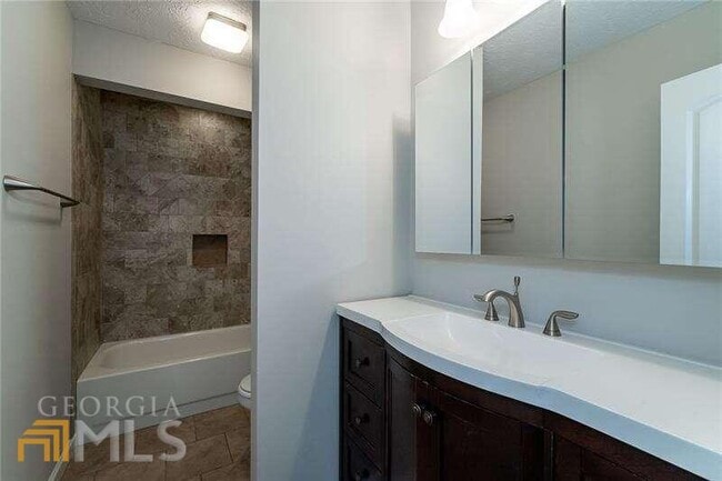 Building Photo - 306 Wynnes Ridge Cir SE