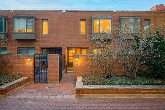 Building Photo - 801 S Plymouth Ct