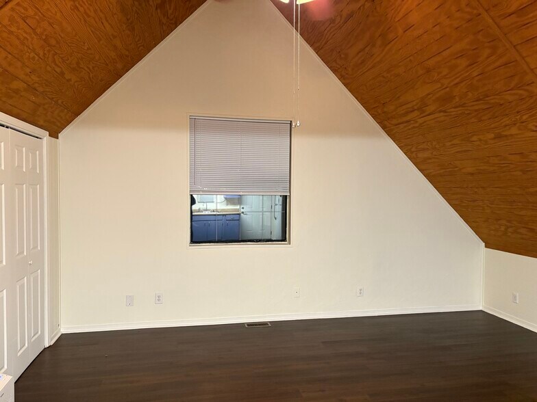 Vaulted Ceilings - 4701 Illinois Ave