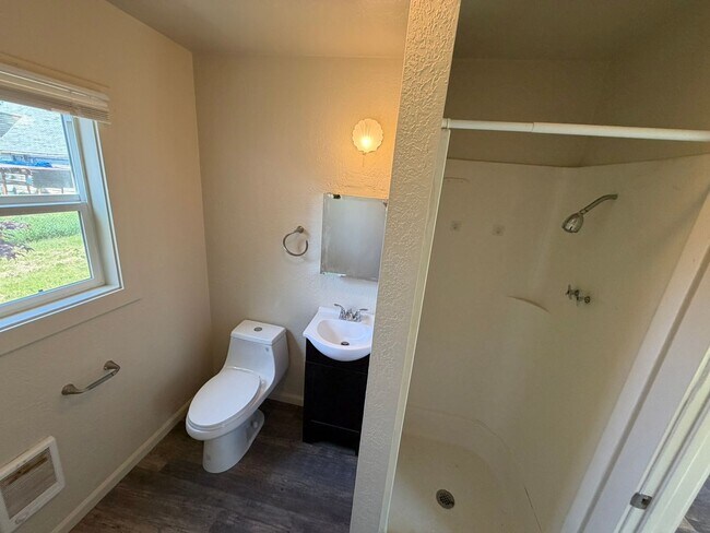 Building Photo - Cozy 1 Bedroom!
