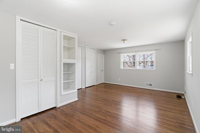 Building Photo - 9116 Hamilton Dr