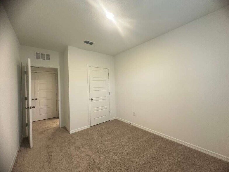 Building Photo - 2933 Canary Ave