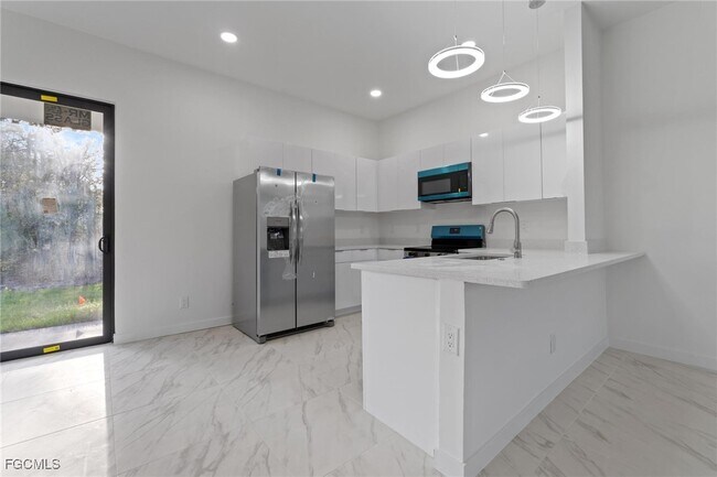 Building Photo - 567 Flamingo Ave S