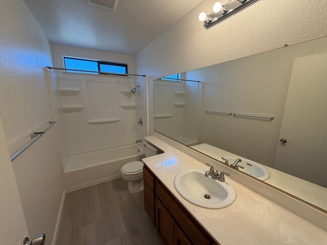Building Photo - 872 Shellwood Way