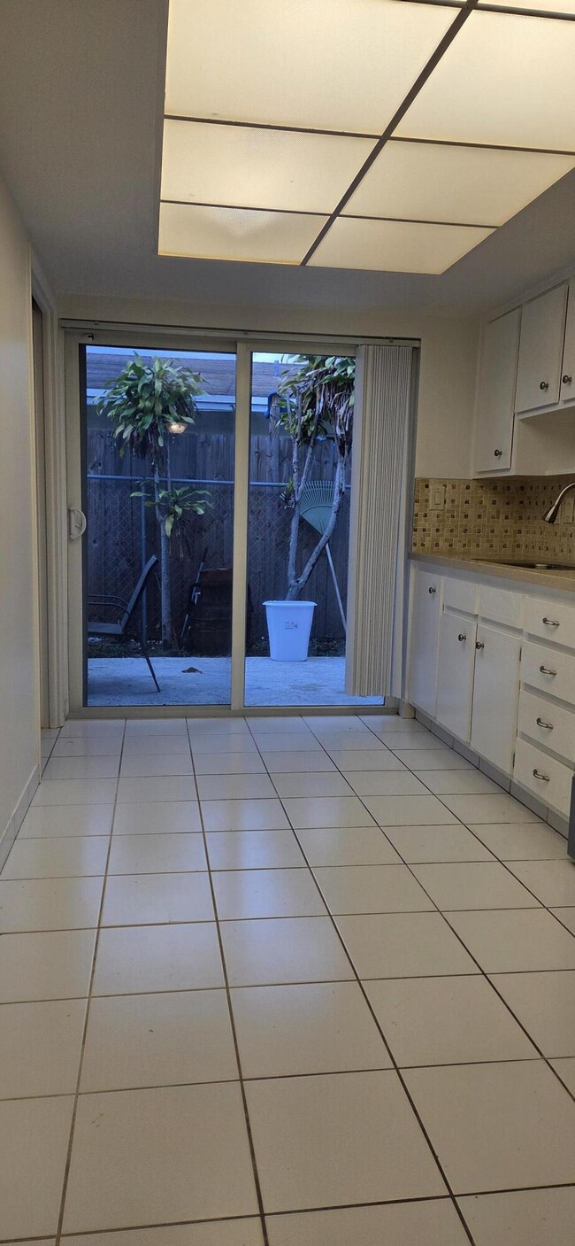 Building Photo - 1951 NE 56th St