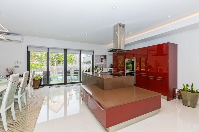 Building Photo - 96 Columbia Terrace