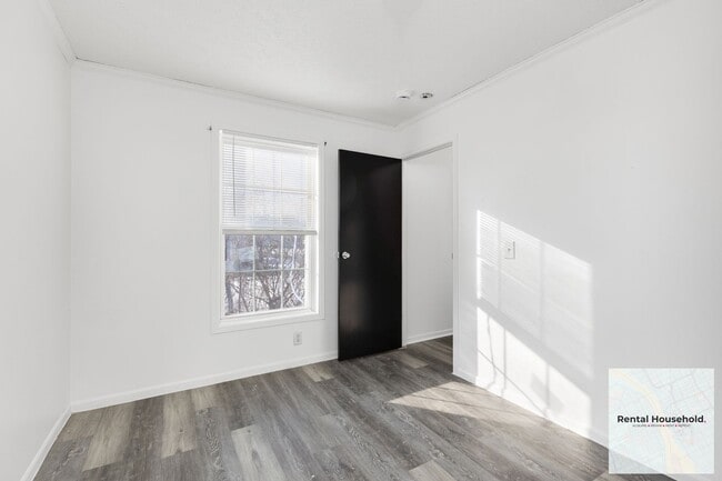 Building Photo - Completely Redone 3 Bed 1.5 Bath Rental!