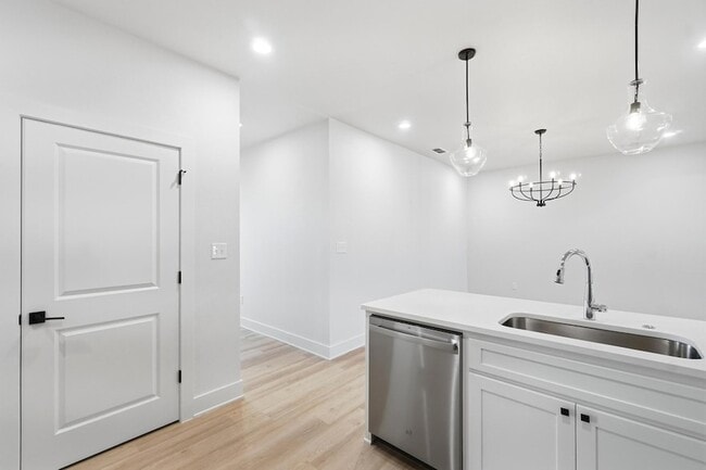 Building Photo - 6525 Inverness St