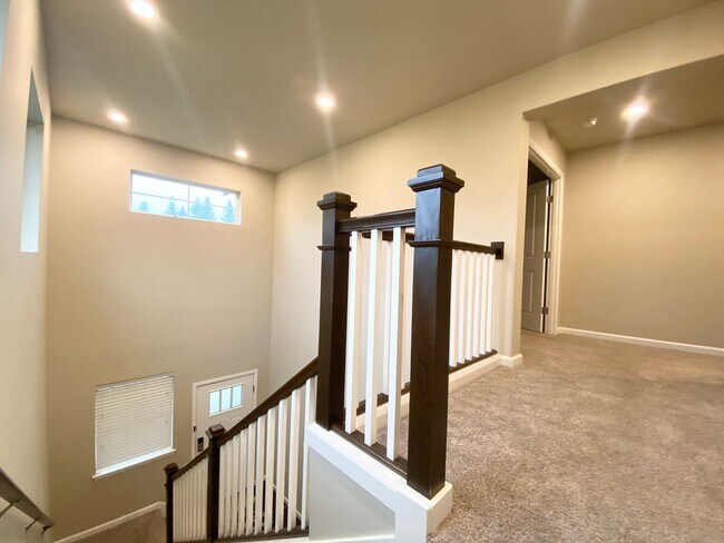 Building Photo - 3 bedroom, 2568 Sqft. home In Federal Way