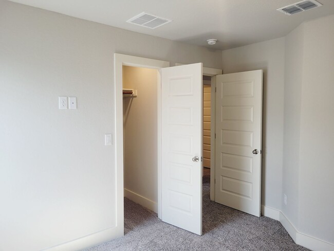 Building Photo - Beautiful SFH Available For Rent! Located ...