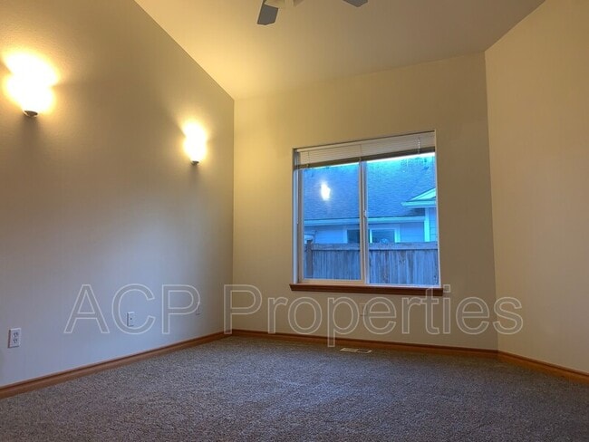 Building Photo - 627 Darby Dr