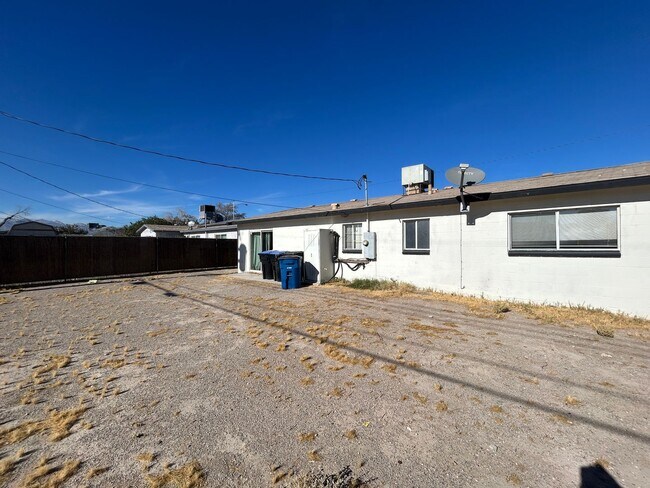 Building Photo - Single story home recently remodeled and centrally located.