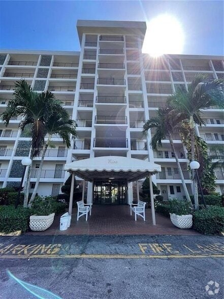 Building Photo - 3100 N Palm Aire Dr