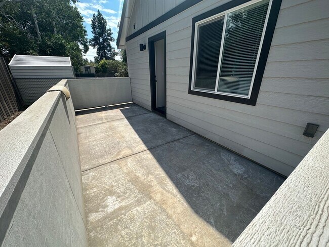 Building Photo - MIDTOWN Newer 2 Bdrm Cottage, 1 bath, Air Conditioning, Laundry Room, Large Patio, Off Street Par...