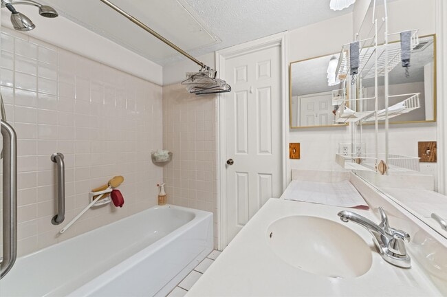 Building Photo - 25 Regency Ln