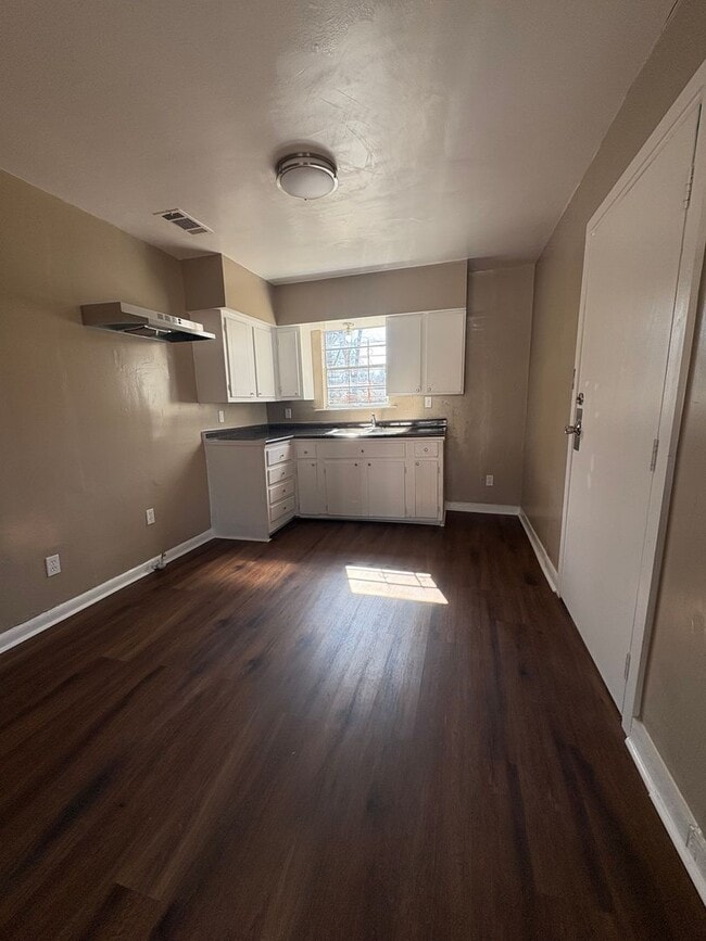 Building Photo - Amazing 2 bedroom/1 bath house with laundry room!