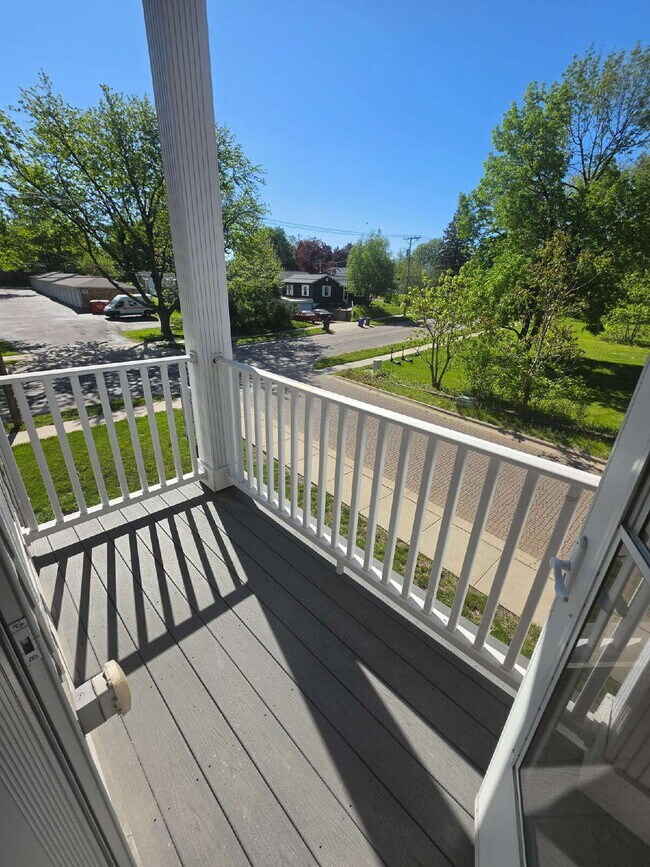 Building Photo - 2 Bedroom | 1 Bathroom 2nd Floor Apartment Available RIGHT NOW!