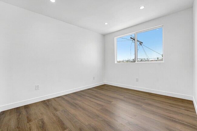 Building Photo - 356 N Chicago St