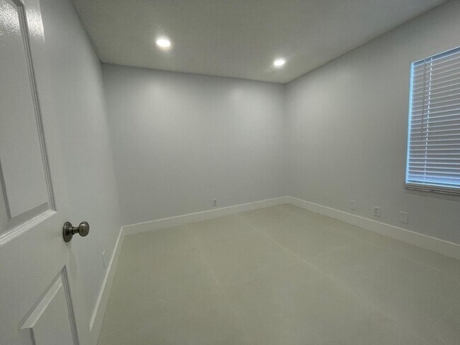 Building Photo - 1630 Zenith Way